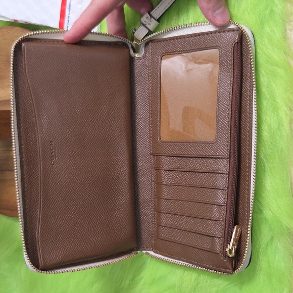 Coach Jes Large Phone Wallet With Horse And Carriage Chalk/Gold F75908 EUC - Picture 9 of 13